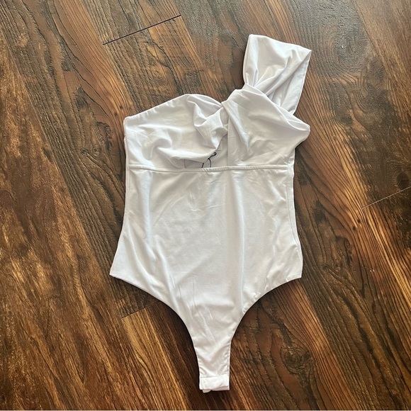 Superdown Jimena One Shoulder Bodysuit White Size Small Revolve NEW - Picture 2 of 5